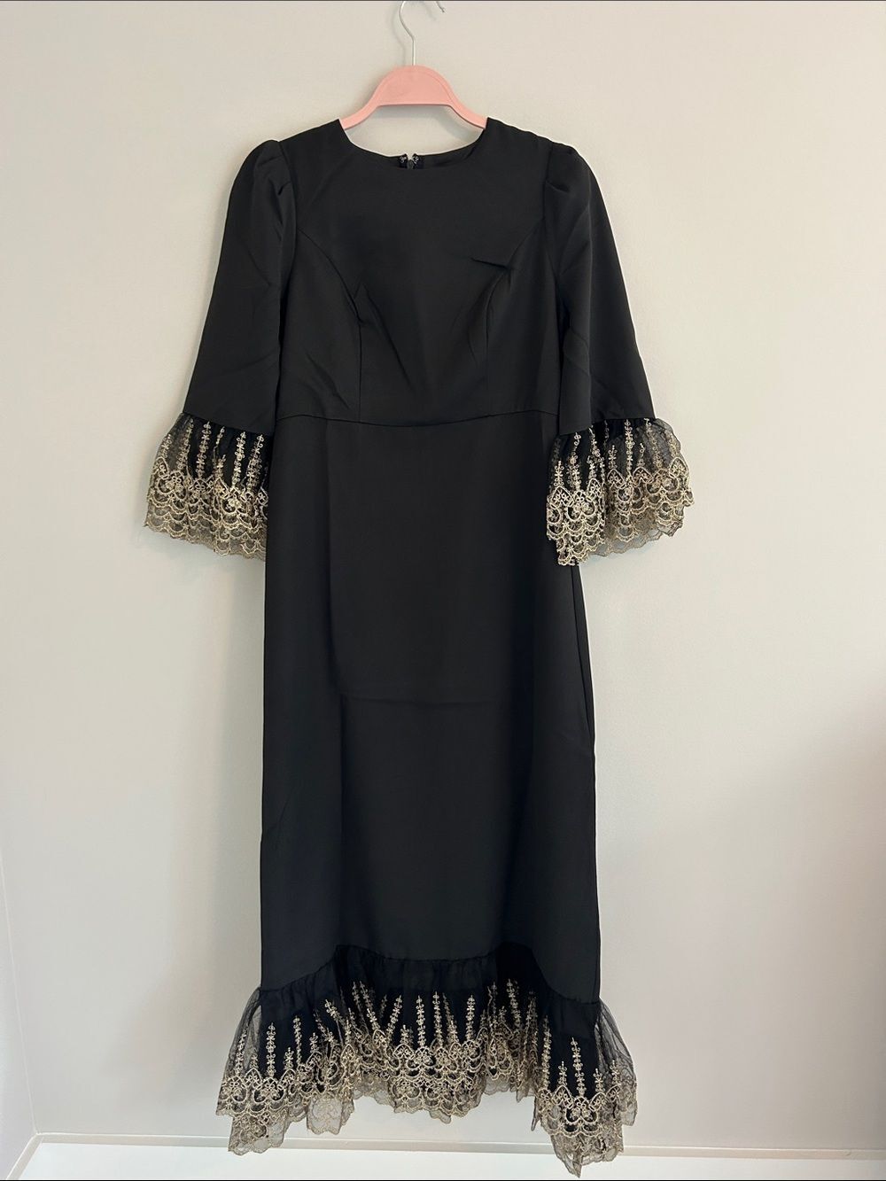 Tuckernuck Pomander Place Lillith Black Gold Embroidered Lace Maxi Dress Size S - Picture 2 of 3